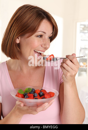 Donna di mangiare insalata di frutta fresca Foto Stock