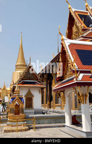 Il Wat Phra Kaew tempio casa del Buddha di Smeraldo, parte del grande complesso del Palazzo della Famiglia Reale Tailandese a Bangkok, in Thailandia Foto Stock