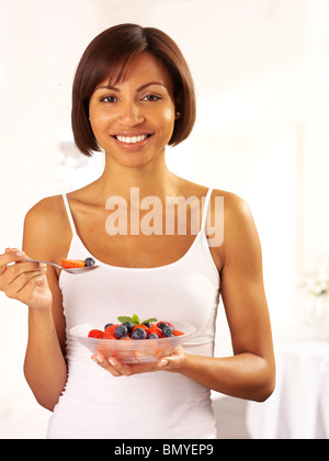 Donna di mangiare insalata di frutta fresca Foto Stock