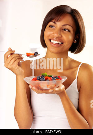 Donna di mangiare insalata di frutta fresca Foto Stock