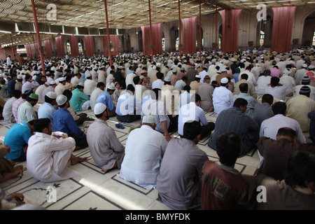 Gli uomini di pregare in una moschea di Karachi. Foto Stock