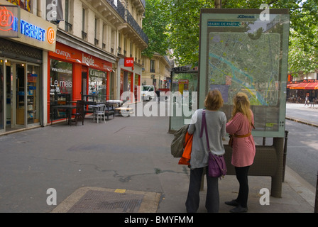 Donne Cercando a mappa Boulevard de Sebastopol, le Halles centrali di distretto Parigi Francia Europa Foto Stock