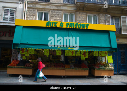 Fruttivendolo esterno Le Marais Quartiere centrale di Parigi Francia Europa Foto Stock