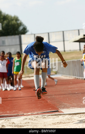 11-12 anni competere in Croydon scuole primarie' Athletics Championships a Croydon Arena Foto Stock