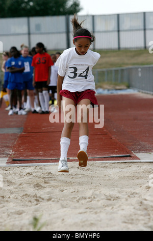 11-12 anni competere in Croydon scuole primarie' Athletics Championships a Croydon Arena Foto Stock