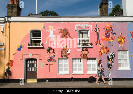 Chelsea Arts Club London ridecorando il loro edificio in Old Church Street opere murales da Tony Common. PARETE temporanea murale HOMER SYKES Foto Stock