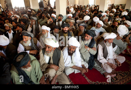 Pashtun visitare la moschea di venerdì a pregare in uruzgan, Afghanistan Foto Stock