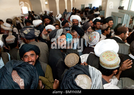 Pashtun visitare la moschea di venerdì a pregare in uruzgan, Afghanistan Foto Stock