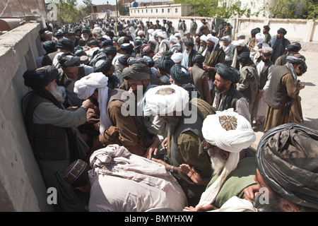 Pashtun visitare la moschea di venerdì a pregare in uruzgan, Afghanistan Foto Stock