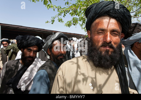 Pashtun visitare la moschea di venerdì a pregare in uruzgan, Afghanistan Foto Stock