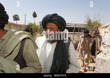 Pashtun visitare la moschea di venerdì a pregare in uruzgan, Afghanistan Foto Stock