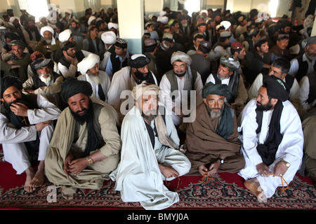 Pashtun visitare la moschea di venerdì a pregare in uruzgan, Afghanistan Foto Stock