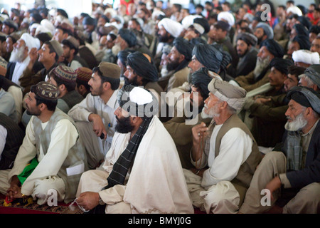 Pashtun visitare la moschea di venerdì a pregare in uruzgan, Afghanistan Foto Stock