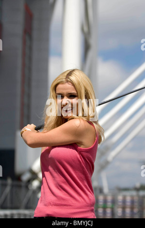 Il cantante gallese Katherine Jenkins pone con un club di golf al di fuori del Millennium Stadium di Cardiff. Foto Stock