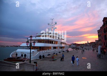 Tueq, i milioni di dollari di yacht del Principe Salman di Arabia Saudita, ancorato a Venezia, il tramonto. Foto Stock