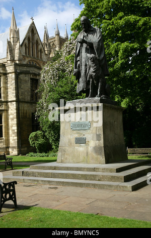 Statua di Alfred Tennyson Signore, il poeta nella motivazione della Cattedrale di Lincoln, (la chiesa cattedrale della Beata Vergine ma Foto Stock