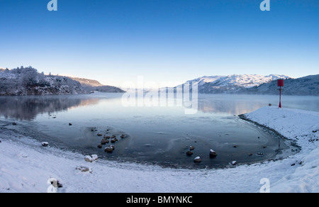 Vista del lago di Loch Ness da Fort Augustus in inverno Foto Stock