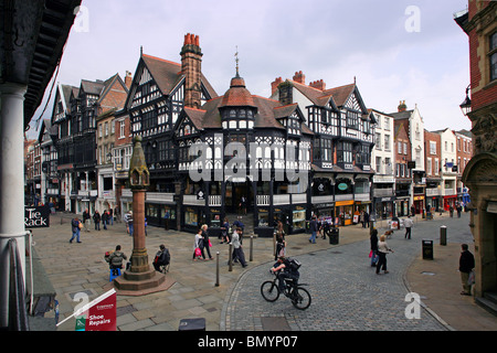 Consente di visualizzare le righe su un angolo del Bridge Street e Eastgate Street nella città storica di Chester Foto Stock