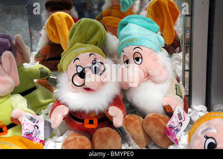 Gentile di fronte i premi in palio in una sala giochi sulla via principale della località balneare di Mablethorpe Foto Stock