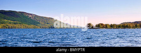 Coniston Water Lake District Cumbria Inghilterra England Regno Unito guardando a sud verso il punto di terre e di alta uomo Foto Stock