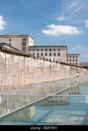 Vista del muro di Berlino al nuovo centro visitatori chiamato Topographie Des terrori o della topografia del terrore ex Gestapo HQ Berlin Foto Stock