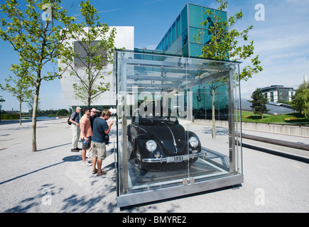 Vecchio scarabeo di Volkswagen in vetrina all'Autostadt o auto città di Wolfsburg Germania Foto Stock