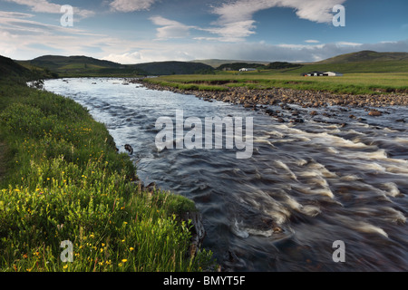 Il Fiume Tees e la vista verso Cronkley fattoria dalla Pennine Way sentiero Teesdale superiore della Contea di Durham Foto Stock