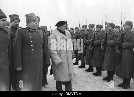 Maresciallo di Campo Bernard Montgomery ispeziona guardia d'onore di arrivare a Mosca Settembre 1947 Foto Stock