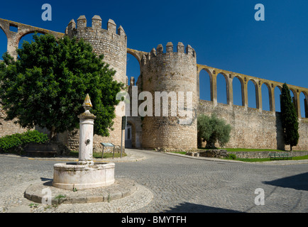 Il Portogallo, l'Alentejo, Serpa, ingresso alla città vecchia attraverso le mura della città e dell'acquedotto Foto Stock