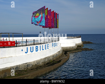 Penzance Giubileo Pool di balneazione Cornwall Regno Unito con il festival di Golowan bandiere Foto Stock
