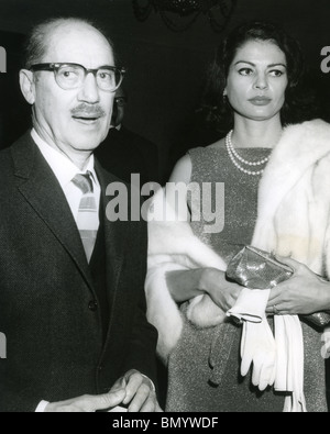 MARX BROTHERS - Groucho Marx con la sua terza moglie Eden Hartford nel 1962 Foto Stock
