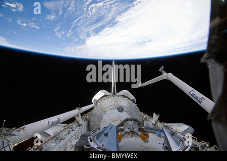 Una vista parziale del nodo di tranquillità in Space Shuttle Endeavour il payload della baia. Foto Stock