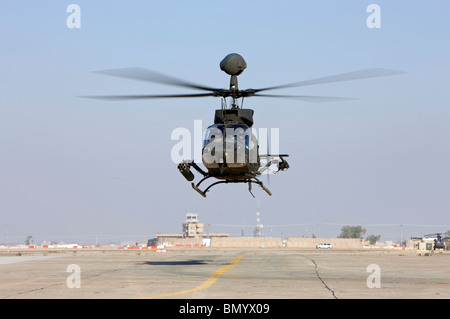 Un OH-58D Kiowa Warrior passa sopra la linea di volo a Camp Speicher, Iraq. Foto Stock