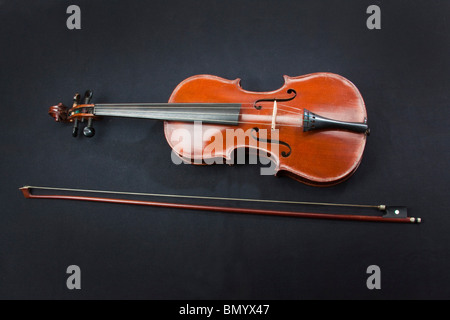 Un violino Stradivari, full size e bow Antonius Stradivarius Cremonensis. Cremona 104954 orizzontale Foto Stock