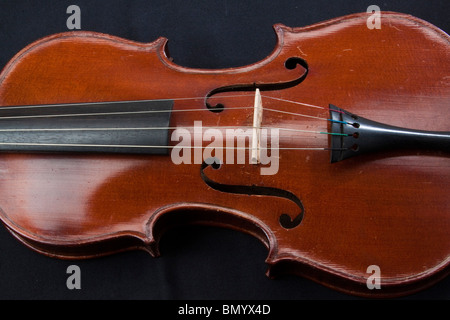 Un violino Stradivari, e i dettagli da vicino le stringhe e bridge Antonius Stradivarius Cremonensis. Cremona 104955 orizzontale Foto Stock