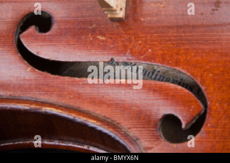 Un violino Stradivari, e i dettagli di etichetta interna Antonius Stradivarius Cremonensis. Cremona 104943 orizzontale Foto Stock