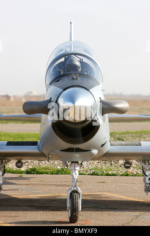 I piloti effettuano una pre-volo di prova sul loro T-6 texano trainer aeromobili. Foto Stock