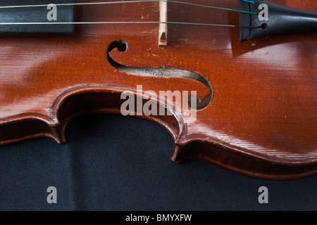 Un Stradivari Stradivari violino e dettagli di etichetta interna Antonius Stradivarius Cremonensis. Cremona 104951 orizzontale Foto Stock