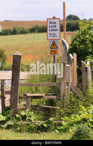 Unmanned pedonale di attraversamento ferroviario stile con cartelli di avvertimento Foto Stock