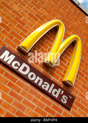 McDonald's ristorante fast food segno su un muro di mattoni che mostra il logo della società e del marchio Foto Stock