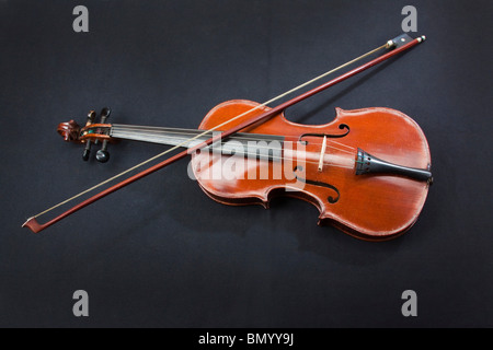 Un violino Stradivari, full size e bow Antonius Stradivarius Cremonensis. Cremona 104953 orizzontale Foto Stock