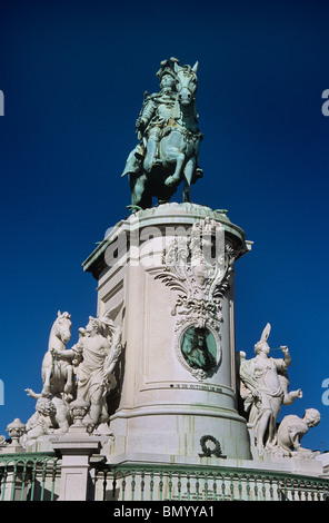 A Lisbona il riverside Praça do Comércio è questa imponente statua di Re João su un cavallo royal Foto Stock