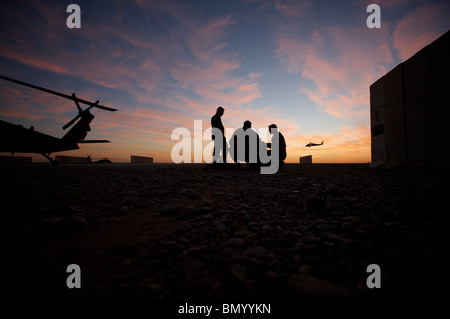 Di Tikrit in Iraq - Un UH-60 Black Hawk equipaggio svolgere una missione in breve al tramonto. Foto Stock