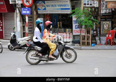 Le donne in moto, il vecchio quartiere di Hanoi, Vietnam Foto Stock