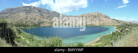 Una vista panoramica del lago Kournos, Creta. Il solo permanente il lago di acqua dolce in creta è una popolare località turistica. Foto Stock