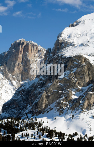 Scogliera del Sassolungo Sassolungo e Sassopiatto Sassopiatto in primo piano a Selva di Val Gardena Dolomiti Italia Foto Stock