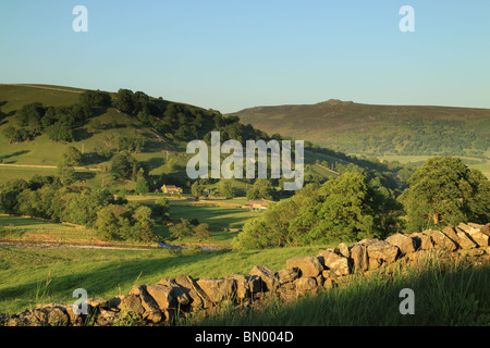 Simon del posto di guida e Wharfedale vicino Burnsall, nel Yorkshire Dales National Park, North Yorkshire, Inghilterra Foto Stock