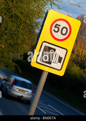 Autovelox in segno di avvertimento e 50km/h il limite massimo di velocità avviso su una strada britannico Foto Stock