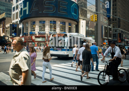 Un autobus gira per West 42nd Street in Times Square il Venerdì, 18 giugno 2010. (© Richard B. Levine) Foto Stock
