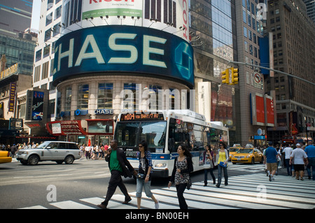Un autobus gira per West 42nd Street in Times Square il Venerdì, 18 giugno 2010. (© Richard B. Levine) Foto Stock